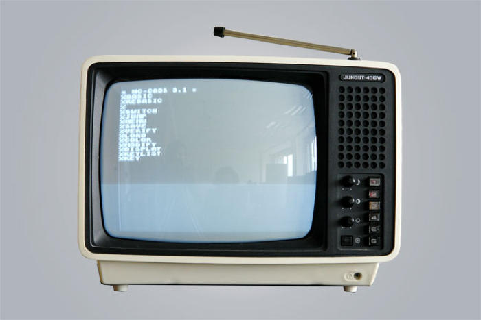 Tragbares Fernsehgerät, sowjetisches Produkt, weitverbreitet in DDR.
Besonderheiten des Geräts sind ein RGB-Anschluß,Stereoton und ein durch Umbauten möglicher zusätzlicher A/V-Eingang. Häufig verwendet als Monitor an den KC 85 Systemen

