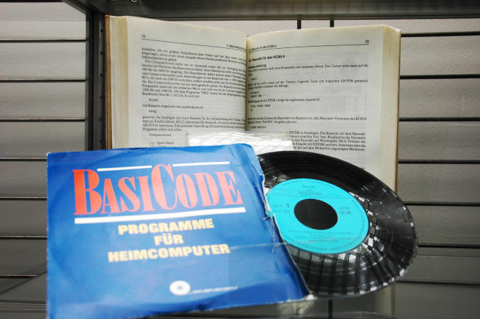 Schallplatte (Single-Größe) AWA 502002. Bascoder zum BASICODE-Buch. VEB Deutsche Schallplatten Berlin DDR. (ST 45)