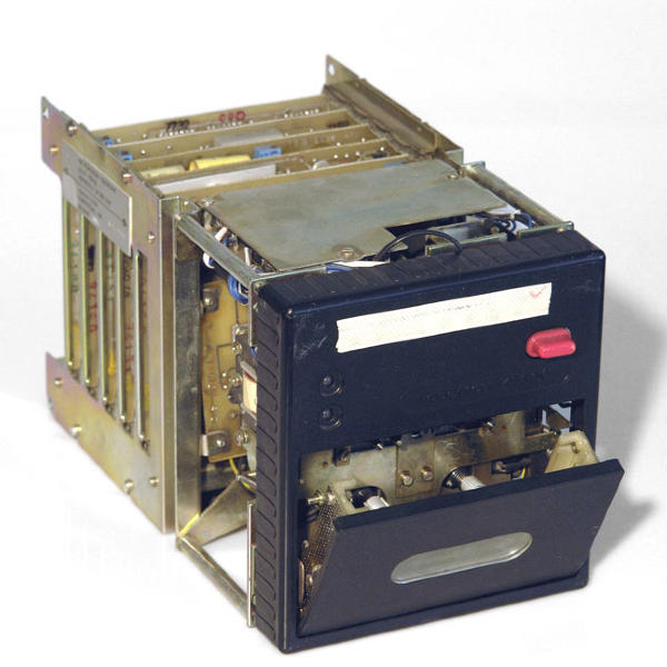 Das K5200 wurde ab 1981 vom VEB Robotron-Elektronik Zella-Mehlis gefertigt und war ein sehr aufwendig gefertigtes Computer-Kassettenlaufwerk. Es stellte im Umfeld der K1520-Rechner und K1600-Rechner das Standard-Kassettenlaufwerk in der professionellen EDV der DDR dar. Da Diskettenlaufwerke Anfang der 1980er Jahre noch nicht in nennenswerten Stückzahlen in der DDR verfügbar waren, wurden in dieser Zeit viele Rechner mit K5200-Laufwerken bestückt. . Außerdem waren die Kassettenlaufwerke anfangs von der Speicherkapazität her den Diskettenlaufwerken überlegen. Nachteilig ist natürlich die langsame Zugriffszeit, da ein komplettes Umspulen der Kassette schon ca. 1 Minute dauert.
Bei den Kleincomputern wurden die Kassettensysteme noch bis 1990 bei Neuentwicklungen favorisiert. Im professionellen Bereich dagegen wurden sie Mitte der 80er Jahre zunehmend von Disketten verdrängt. Lediglich im Rechner MC80 hat sich die Magnetkassette bis zum Produktionsende gehalten.

Bei den Kleincomputern wurden die Kassettensysteme noch bis 1990 bei Neuentwicklungen favorisiert. Im professionellen Bereich dagegen wurden sie Mitte der 80er Jahre zunehmend von Disketten verdrängt. Lediglich im Rechner MC80 hat sich die Magnetkassette bis zum Produktionsende gehalten.Das Gerät wies eine langsame Zugriffszeit auf die Kassette auf. Als Besonderheit galt die Kontrolle der Daten während der Aufzeichnung.
