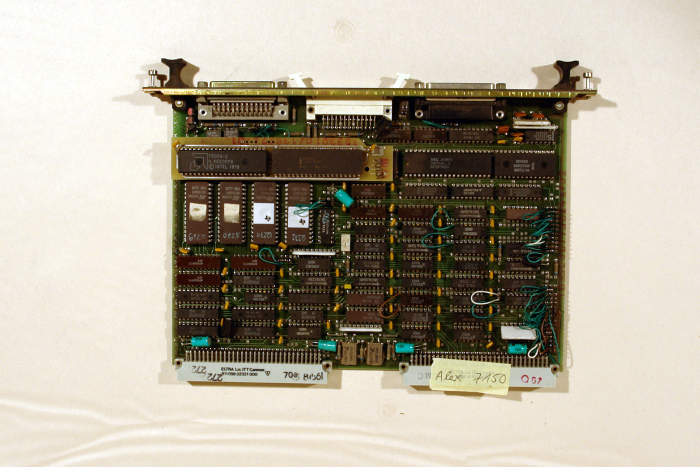 Der A7150/CM 1910 war als 16bit-Rechner mit Steckplatinen ausgerüstet (über Rückverdrahtung/Backplane über 2x 96pin-Sockel) - Das Mikrorechnersystem MMS16 bildetet die Grundlagen für industrielle Steuerungen (MRS7000 und ICA710), für die Arbeitsplatzrechner A7100 und A7150 und den Logikanalysator A7220. Computer Robotron A7150 (SM1910, CM1910)
Der A7150 stellte die Weiterentwicklung des A7100 dar und wurde 1988 auf der Leipziger Frühjahrsmesse vorgestellt. Hersteller war der VEB Robotron-Elektronik Dresden. Gegenüber seinem Vorgängermodell hatte der A7150 ein überarbeitetes Gehäuse und die Option für eine Festplatte und einen Coprozessor 8087 erhalten. 
Vor- bzw NAchteile siehe: robotrontechnik.de
K2771.30 ,ZVE Zentrale Verarbeitungseinheit Prozessorplatine für A7150
Hier interessant die Bestückung 
INTEL P8086-2 - erste Generation 16-bit Prozessoren INTEL aus 1978 (CoCom Embargo zog da nicht mehr in 1988, überholte Technologie also Exportfähig in Ostblock/RGW-Wirtschaftsgebiet), 29 000 Transistoren, 16bit interner Datenbus, 16 bit externer Datenbus, 20 bit Adressbus, unterstützt bis zu 1024 KB Speicher, 5 MHz, 40 pin-Sockel
Weiter bestückt mit D8087 1984
NEC D8255 AC-2
Siemens SAB8259AP, INTEL 1984
aber auch K555LA4, K555LA3 (russ. Produktion)


