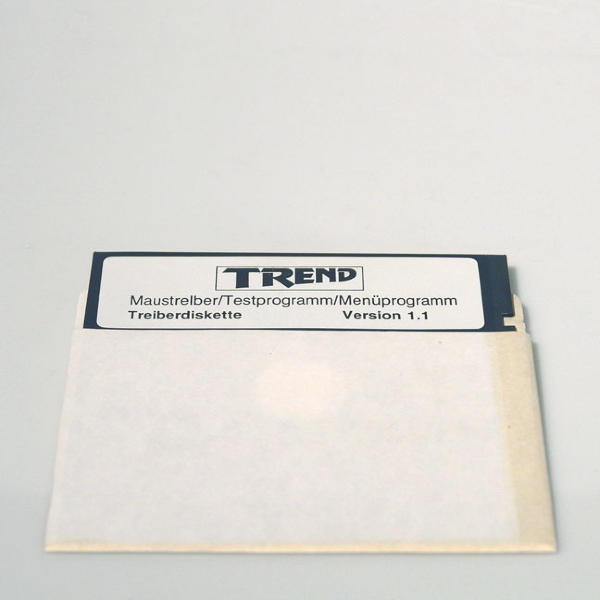 Die Diskette 5 1/4 Zoll  in Schutzhülle (Papier) beinhaltet eine Software mit Maustreibern.
