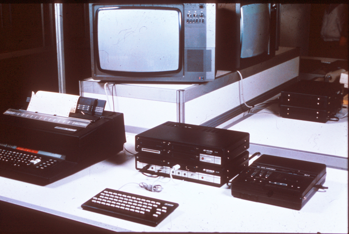 Der KC 85/3 steckt in einem stabilen Blechgehäuse mit abgesetzter Tastatur. An der Front befinden sich zwei Modulschächte für verschiedene Erweiterungen. An der Rückseite kann ein oder mehrere Gehäuse mit weiteren Modulschächten angeschlossen werden. Als Module waren eine serielle Schnittstelle (M003, zum Druckeranschluß oder zur Kopplung mehrerer Geräte) und eine 64 KB RAM-Erweiterung (M011) am verbreitetsten. Andere Module waren für Bastler (digitale oder analoge Ein-/Ausgänge, ROM-Modul, Leermodul für eigene Schaltungen), enthielten Software (Textverarbeitung, Forth, Assembler) oder mehr RAM (16 - 256 KB). LEDs an der Vorderseite geben Auskunft über Zugriffe auf RAM, ROM und IRM (Image Repetition Memory, Bildwiederholspeicher). 

Als Datenspeicher war ein Kassettenrekorder immer noch am verbreitetsten, es gab aber auch ein Diskettenlaufwerk. Software wurde ausschliesslich auf Audio-Kassetten verkauft (wenn man überhaupt mal welche bekam). Einzige Ausnahme war eine von Radio DT 64 in Zusammenarbeit mit Radio Hilversum herausgegebene Schallplatte, auf der versucht wurde eine plattformübergreifende Programmiersprache zu entwickeln. Ziel war es, sämtliche DDR-Rechner, Commodore, Schneider, Spectrum durch eine sogenannte Programmiersprache BasiCode zu verbinden. Das heisst, wer dieses Zusatzprogramm installiert hatte konnte Programme, die in BasiCode programiert wurden, auf allen oben genannten Rechnern laufen lassen. 

Wie gesagt, das war die einzige Schallplatte mit Software, ansonsten wurde alles auf Audio-Kassetten verkauft. 
Schallplatte und Bedienungs- bzw. Installationsanleitung befindet sich in unserer Sammlung. In der Dauerausstellung ist sie zu sehen.

Ein Video unter 

Benutzungszeit: 1985
