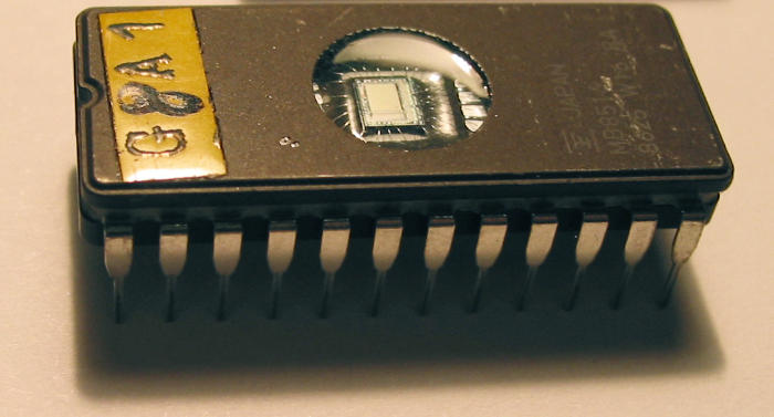 Erasable Programmable Read Only Memory, 64 pinsEin EPROM (engl. Abk. für erasable programmable read-only memory, wörtlich: Löschbarer programmierbarer Nur-Lese-Speicher) ist ein nichtflüchtiger elektronischer Speicherbaustein, der vor allem in der Computertechnik eingesetzt wird.

Dieser Bausteintyp ist mit Hilfe spezieller Programmiergeräte (genannt „EPROM-Brenner“) programmierbar. Er lässt sich mittels UV-Licht löschen und danach neu programmieren. Nach etwa 100-200 Löschvorgängen hat das EPROM das Ende seiner Lebensdauer erreicht. Das zur Löschung nötige Quarzglas-Fenster (normales Glas ist nicht UV-durchlässig) macht das Gehäuse relativ teuer. Daher gibt es auch Bauformen ohne Fenster, die nur einmal beschreibbar sind (One Time Programmable, OTP).

