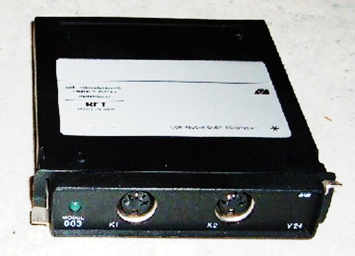 Die Software für Rechner KC 85/2 und KC 85/3 beinhaltet u.a. die Unterstützung des Datenaustauschs über V24-Schnittstelle, Druckertreiber, Schreibmaschinentreiber.Mit Verpackung	Der VEB Mikroelektronik Mühlhausen produzierte für seine Kleincomputer KC83/2, KC85/3 und KC85/4 eine Vielzahl von Steckmodulen, um den Rechner mit zusätzlichen Interfaces oder Speichererweiterungen auszustatten. M003: V.24-Modul (zwei serielle V.24-Schnittstellen) Preis: 775 Mark (mein monatlicher BRUTTO-Verdienst lag zu der Zeit bei 873 M)
Eine wirkliche Weiterentwicklung in der Hardware ist der KC85/4. RAM und ROM wurden vergrößert und die Video-Hardware überarbeitet. Letzteres führte in Verbindung mit der wiederum neuen Betriebssystemversion CAOS 4.x zu einer deutlichen Steigerung der Grafik-Performance.
CASSETTE AIDED OPERATING SYSTEM

Den KC85/5 hat es dagegen nie offiziell gegeben. Die Leiterplatte des KC85/4 ist bereits für Speicherschaltkreise mit einer größeren Kapazität ausgelegt. Unter einem KC85/5 versteht man deshalb einen KC85/4 mit auf 320 KByte (256 + 64) ausgebautem RAM und 48 KByte ROM sowie einer neuen Betriebssystemversion, die diesen zusätzlichen Speicher verwalten kann. 

Klassifikation: HöferCCD, Rechner, Software
