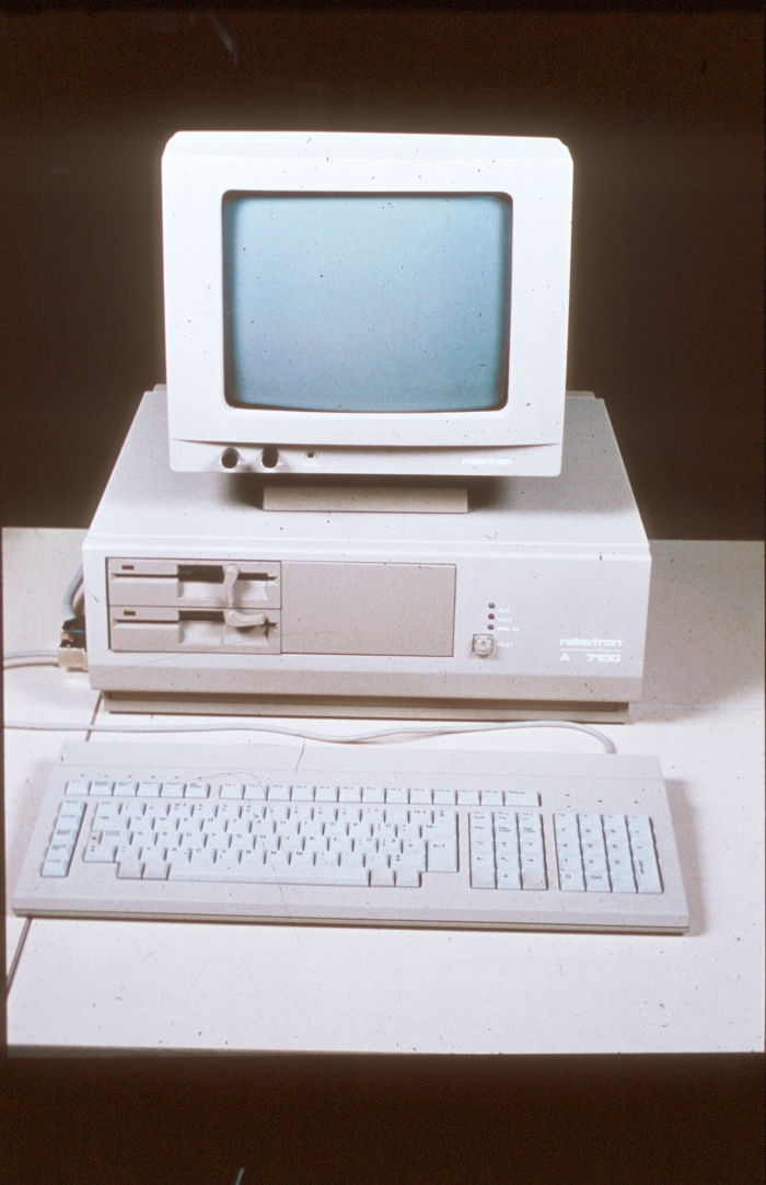 Das dafür und für meist industrielle Anwendungen vorgesehene universelle 16-Bit-Mikrorechner-Modulsystem3 (Arbeitsbezeichnung MMS 16, Robotron-Chiffre K 1700) bildete zunächst die Basis auch für die in der ersten Hälfte der 1980-er Jahre begonnene Entwicklung des 16-Bit-Arbeitsplatzcomputers A 7100 bei RED in Dresden und dessen Produktion ab Ende1986. Der A 7100 und dessen Weiterentwicklung A 7150 wurden Bestandteil der Linie des SKR, nicht ESER, und waren nicht kompatibel zu dem durch IBM begründeten Personalcomputer-Systemkonzept.

