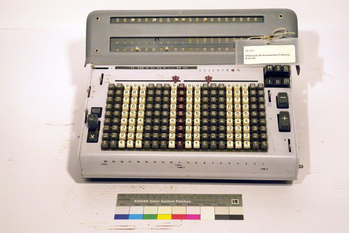 Elektrische Rechenmaschine. Vierspeziesmaschine,  Das Gerät ist ist durch hell- und dunkelgrau lackierte Blechabdeckungen geschützt und besitzt eine dreifarbige (grau-weiß-rot) Tastatur.  Die Maschine weist deutliche Gebrauchsspuren auf.

Quelle: vgl http://www.museum-digital.de/san/index.php?t=objekt&extern=yes&exWho=&oges=11622

Ankauf von Frau A. Much, Berlin, Erbin von Ober-Ing. Artur Ewert, Berlin, Ewert´sche Rechenmaschinensammlung, nicht mehr vollständig