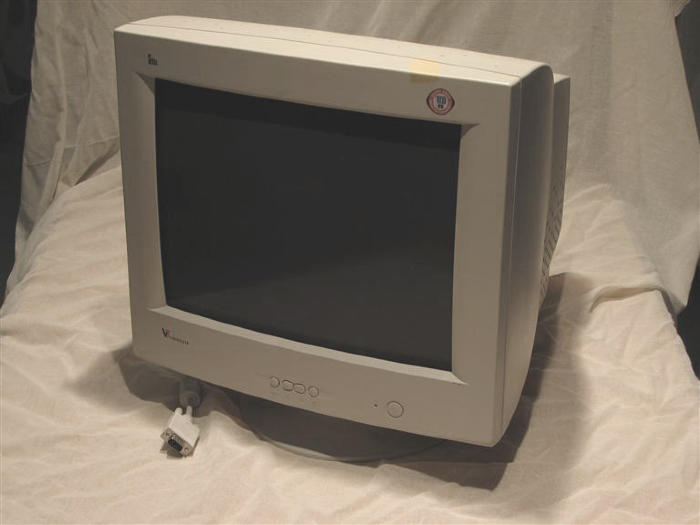 Videoscreen S96S; Seriennummer: M21870017006082

220-240V/50-60Hz; 1,7A; Bildschirmdiagonale ~41cm; Anschluss VGA; Standfuss montiert

Aufkleber: \"TCO 99\" (Prüfsiegel Ergonomie und Emission)