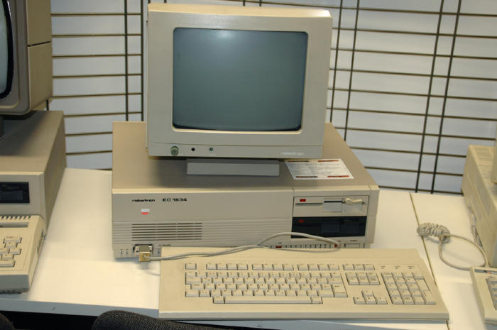 Robotron EC 1834, Dieser 16-Bit-Rechner wurde 1986 im Büromaschinenwerk Sömmerda entwickelt
und dort (1988-1989, 13799 Exemplare), sowie im VEB Buchungsmaschinenwerk Karl-Marx-Stadt (ca 20.000 Exemplare), produziert. Ausschlaggebend für die Entwicklung dieses Rechners war wahrscheinlich die Erkenntnis, dass sich der weltweite Trend von Bürocomputern am PC von IBM orientierte und damit die bislang produzierten 16-Bit-Bürocomputer A7100 und A7150 international keine große Zukunft beschieden sein würde.  Quelle: robotrontechnik.de		
Klassifikation: HöferCCD, Rechner

Hersteller: VEB Buchungsmaschinenwerk Karl-Marx-Stadt


