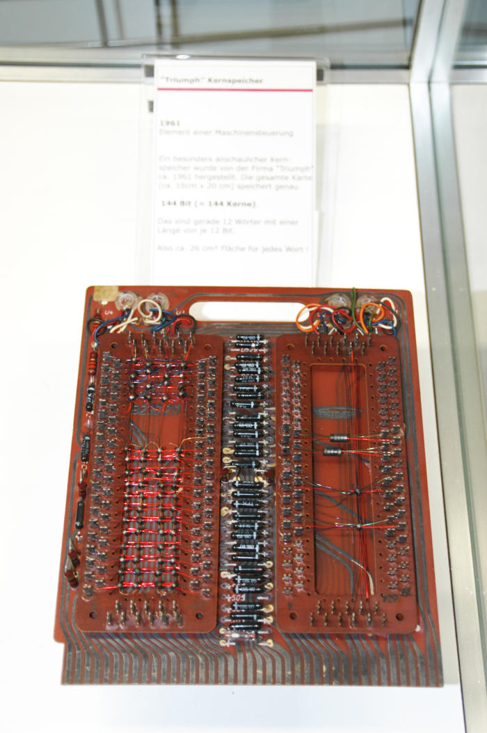 Kernspeicher war eine frühe Form des Hauptspeichers (RAM). Zur damaligen Zeit (Röhren oder Transistortechnik) war Kernspeicher die einzige Form, Arbeitsspeicher mit größerer Kapazität wirtschaftlich herzustellen.

Kernspeicher bestand aus einer Matrix von Magnetkernen, die von verschiedenen Drähten durchzogen waren. Jeder Magnetring wurde von 3 Drähten durchzogen: einem Längsdraht, einen Querdraht und einem Schreiblesedraht. Die Längsdrähte liefen senkrecht durch 1 Spalte von Kernen und dienten der Adressierung. Die Querdrähte liefen waagerecht durch 1 Zeile von Kernen und dienten ebenfalls der Adressierung. Der Schreiblesedraht lief diagonal durch alle Kerne. Einige Kernspeicher arbeiteten auch mit einer größeren Drahtanzahl, was aber am Prinzip nichts ändert. 
Quelle: robotrontechnik.de