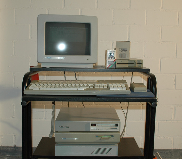Atari ST ist der Name einer Serie von Heim- bzw. Personal Computern der Atari Corporation, die von 1985 bis 1994 produziert wurde. Die ST-Serie eignete sich durch die grafische Oberfläche GEM unter anderem für professionelle Büroanwendungen und wurde wegen der serienmäßig vorhandenen MIDI-Schnittstelle der Standardcomputer in kleinen und großen Tonstudios. Die Abkürzung „ST“ steht dabei für Sixteen/Thirty-Two (16/32), da der verwendete Hauptprozessor, der Motorola 68000, einen 16 Bit breiten Datenbus hat und intern mit 32 Bit arbeitet.

Die ST-Serie war eine Alternative zu den wesentlich teureren Apple-Macintosh-Modellen und stand in direkter Konkurrenz zu IBM-PC-kompatiblen Computern, denen sie in Sachen Multimedia-Fähigkeiten, Ergonomie und Benutzerfreundlichkeit überlegen war.
Liste Einzelteile:


Bei Youtube gibt es dazu etwas zu sehen:
Ein Anwender berichtet: 

Und hier eher die Firmen- und Produktgeschichte.



viel Spaß dabei!