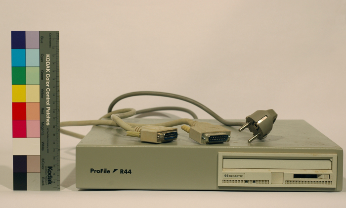 Die Pro File/R44 ist eine Cartridge-Festplatte. Sie ist Bestandteil des Ensemble Atari Mega ST. SerienNr.: 019325. 50-60 Watt. Protar Harddisktreiber 3.01.



